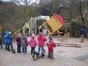 Die Kinder schauen gespannt beim Aufbau des Hauses zu